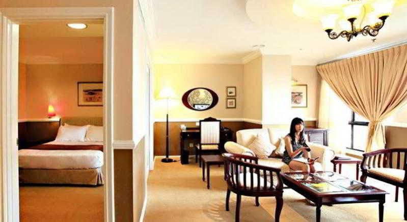 The Apartments At Merdeka Palace Hotel クチン エクステリア 写真